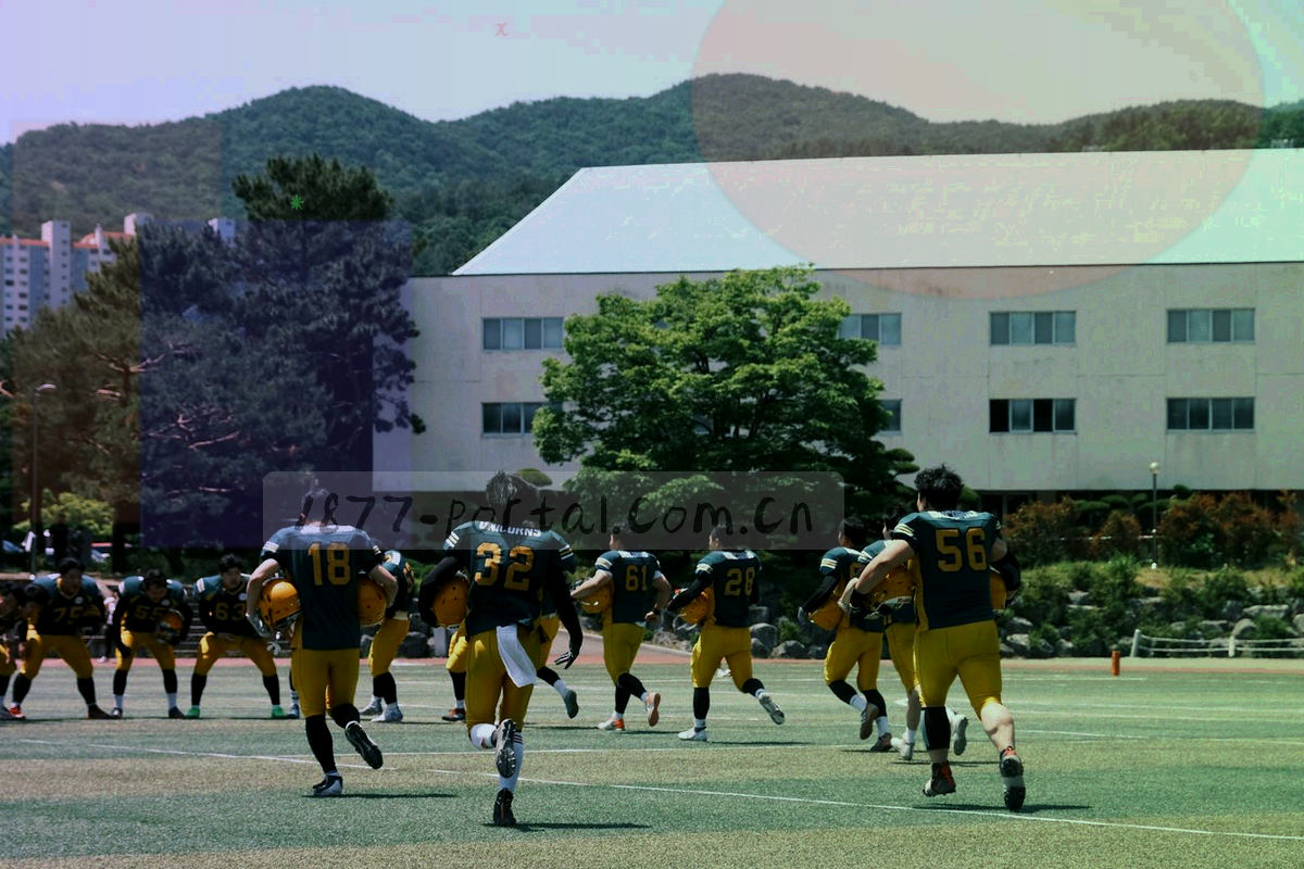 办公空间局部，桌面上并排摆着多台设备屏幕与线缆，画面中不出现人物正脸